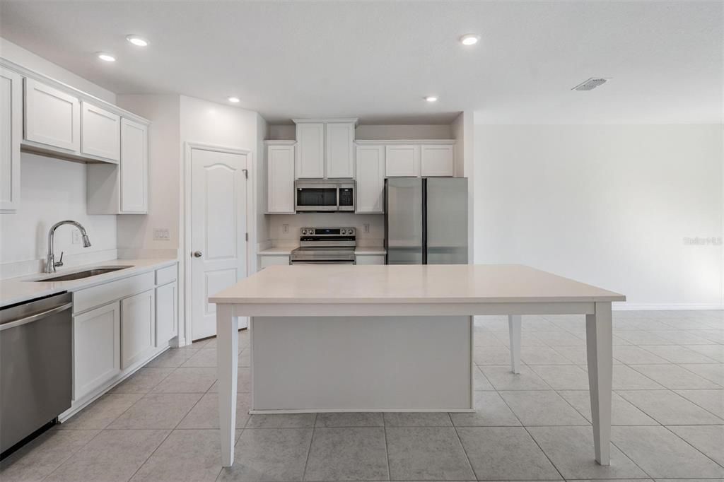 For Rent: $2,300 (3 beds, 2 baths, 1694 Square Feet)