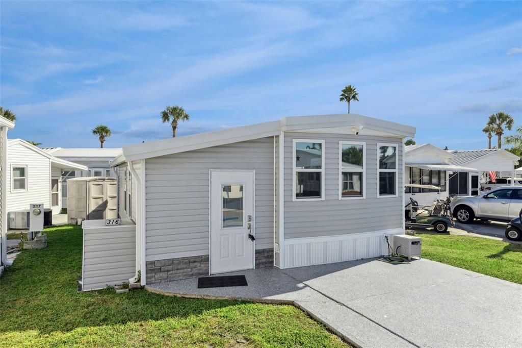 For Sale: $145,000 (1 beds, 1 baths, 678 Square Feet)