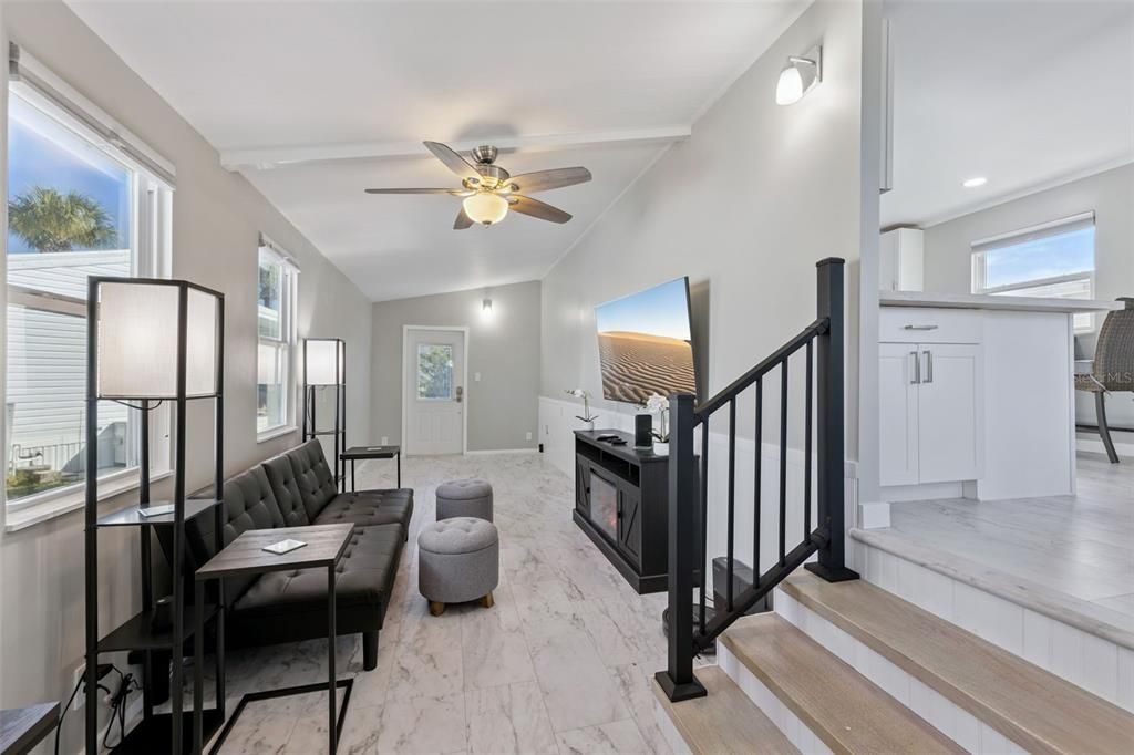 For Sale: $145,000 (1 beds, 1 baths, 678 Square Feet)