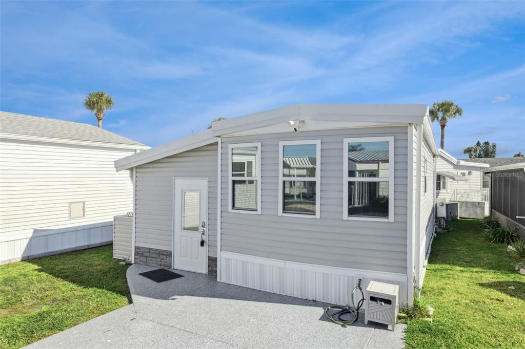 For Sale: $145,000 (1 beds, 1 baths, 678 Square Feet)