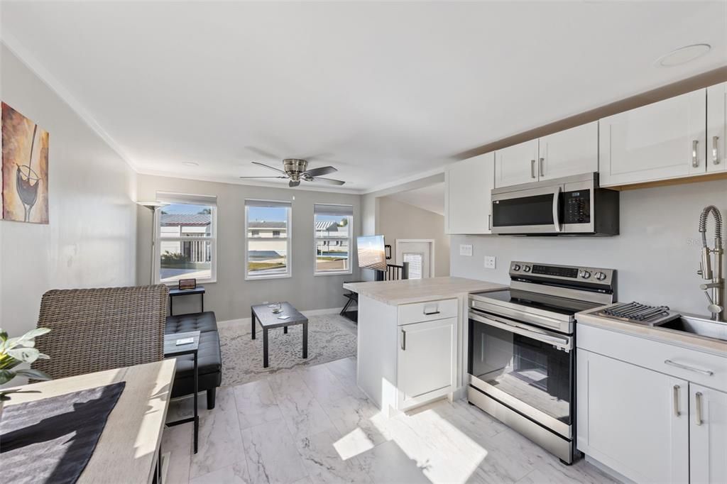 For Sale: $145,000 (1 beds, 1 baths, 678 Square Feet)