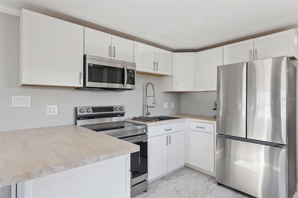 For Sale: $145,000 (1 beds, 1 baths, 678 Square Feet)