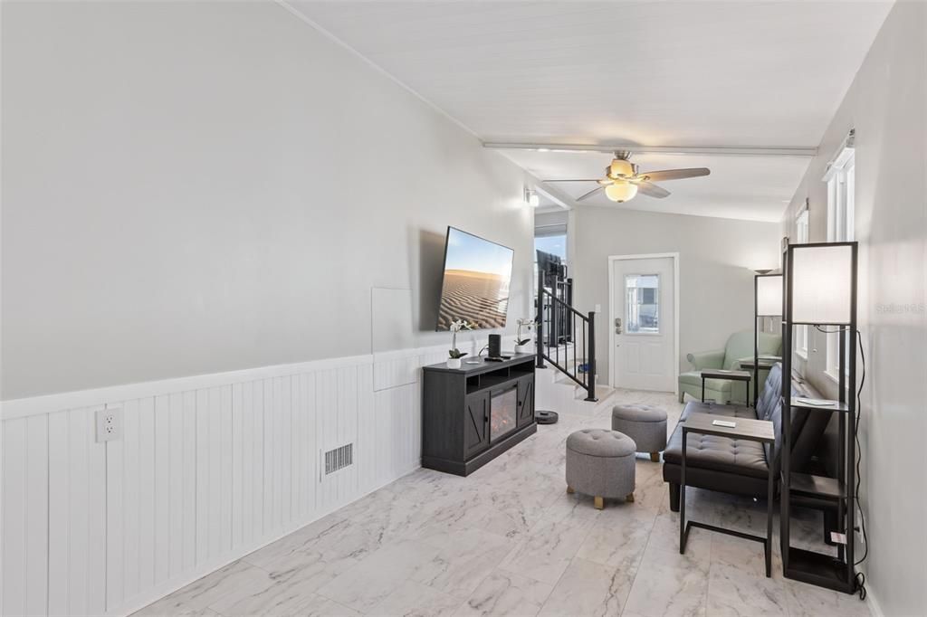 For Sale: $145,000 (1 beds, 1 baths, 678 Square Feet)