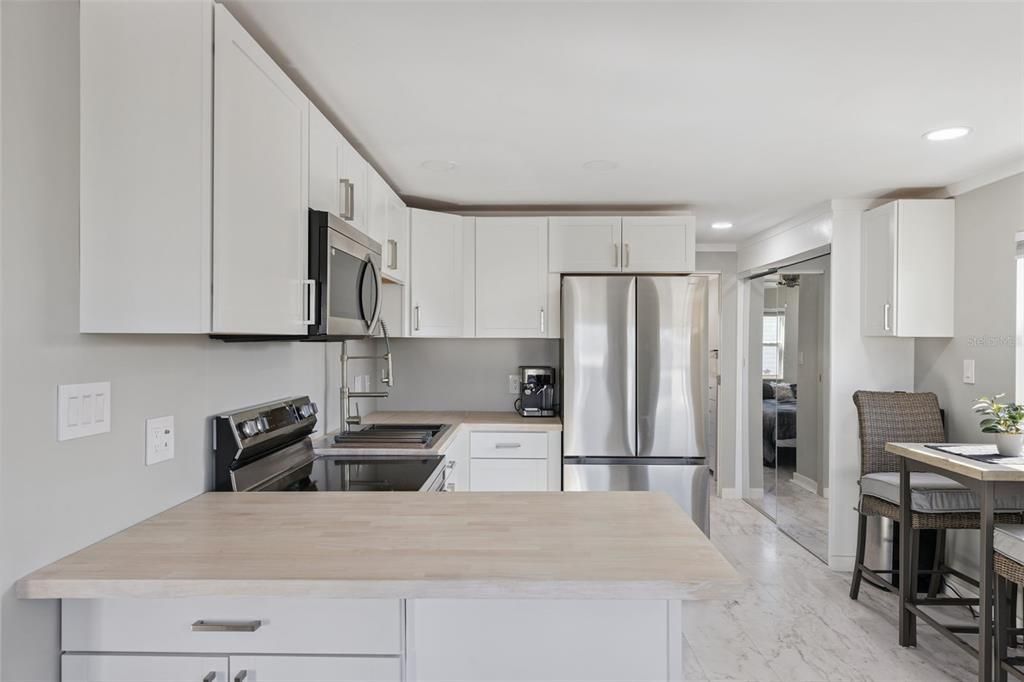 For Sale: $145,000 (1 beds, 1 baths, 678 Square Feet)