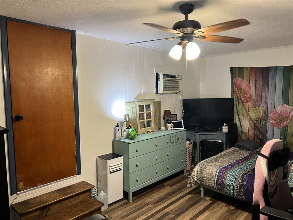 待售: $304,999 (4 贝兹, 1 浴室, 1612 平方英尺)