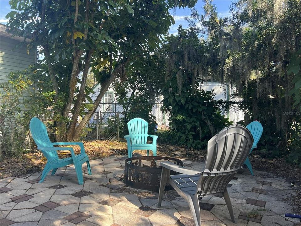 待售: $304,999 (4 贝兹, 1 浴室, 1612 平方英尺)