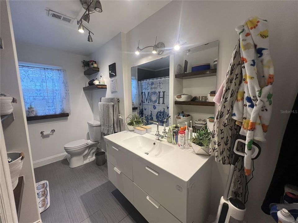 待售: $304,999 (4 贝兹, 1 浴室, 1612 平方英尺)