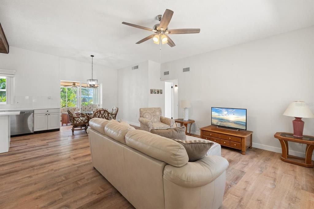 For Sale: $589,000 (3 beds, 2 baths, 1664 Square Feet)