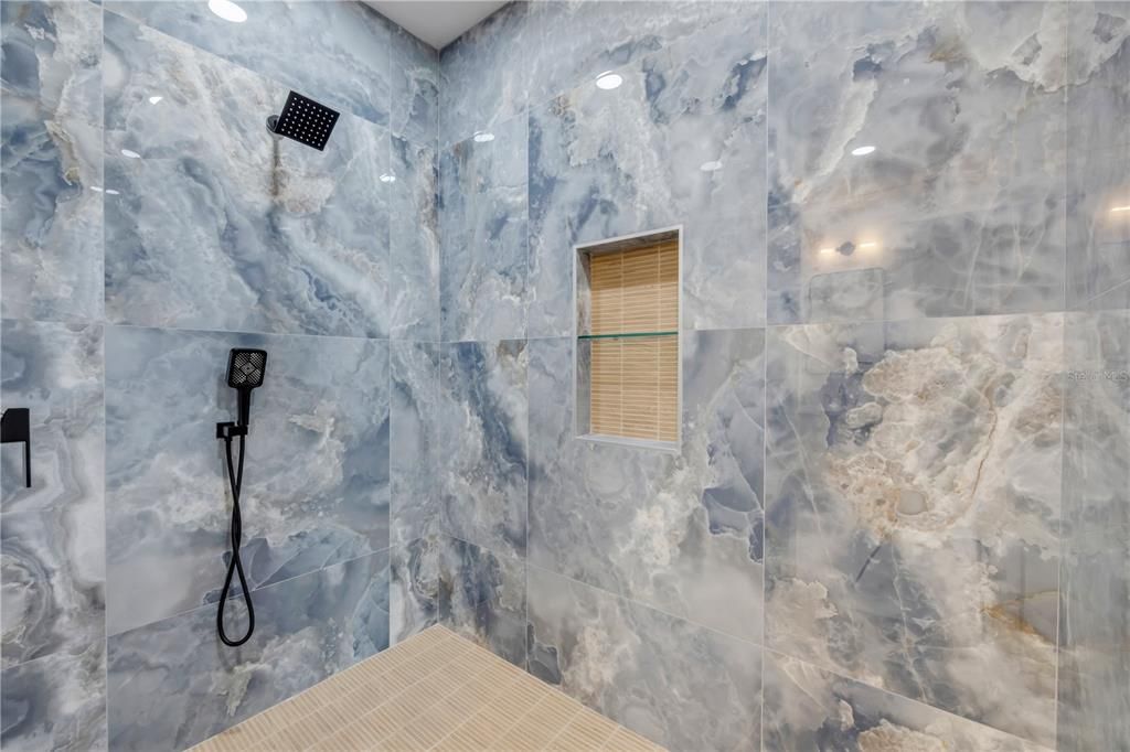 En Venta: $2,200,000 (4 camas, 3 baños, 2431 Pies cuadrados)