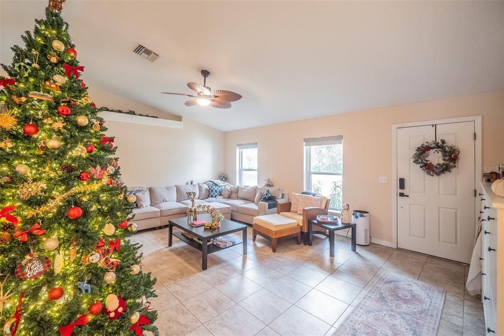 待售: $399,000 (4 贝兹, 2 浴室, 1816 平方英尺)