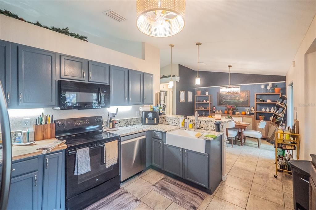 待售: $399,000 (4 贝兹, 2 浴室, 1816 平方英尺)