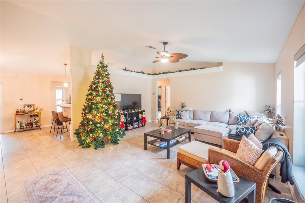 待售: $399,000 (4 贝兹, 2 浴室, 1816 平方英尺)