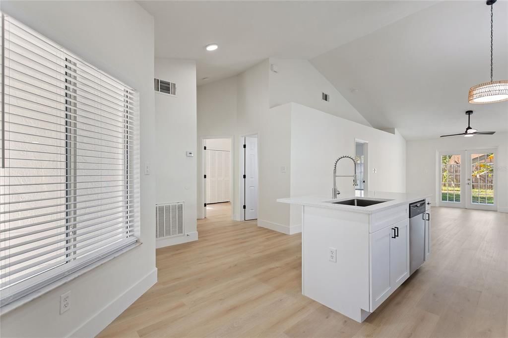 На продажу: $349,999 (3 спален, 2 ванн, 1127 Квадратных фут)