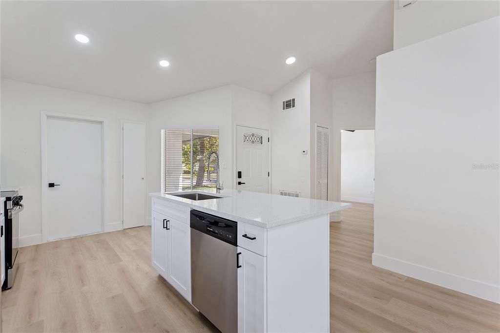 На продажу: $349,999 (3 спален, 2 ванн, 1127 Квадратных фут)