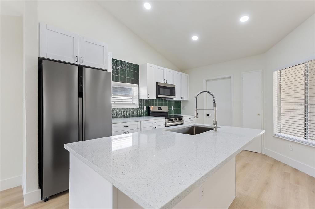 На продажу: $349,999 (3 спален, 2 ванн, 1127 Квадратных фут)