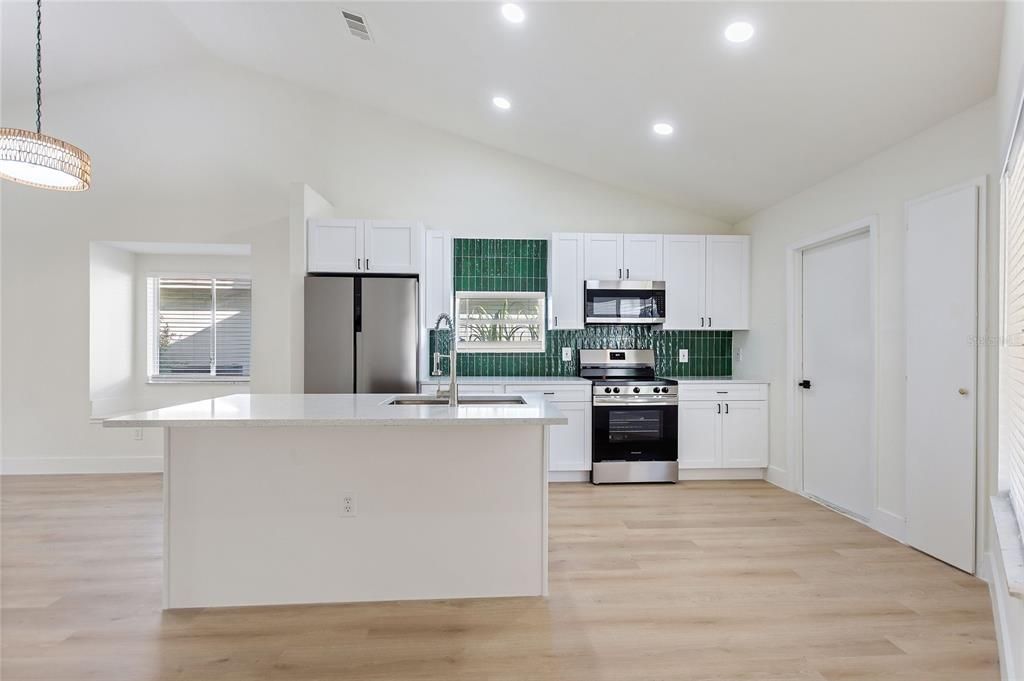 На продажу: $349,999 (3 спален, 2 ванн, 1127 Квадратных фут)