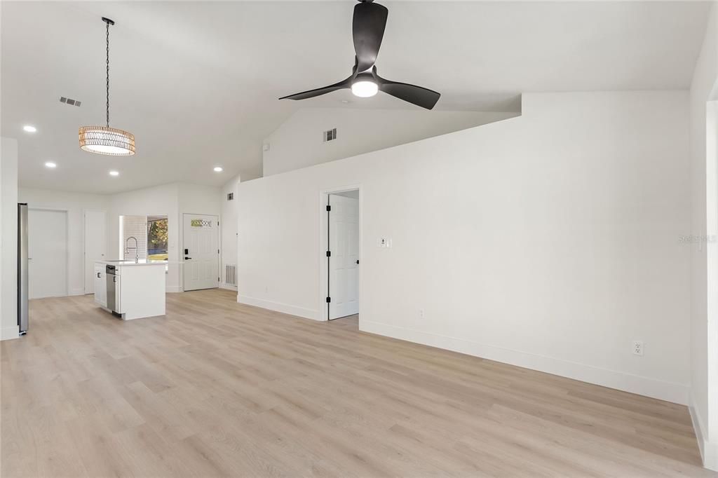 На продажу: $349,999 (3 спален, 2 ванн, 1127 Квадратных фут)