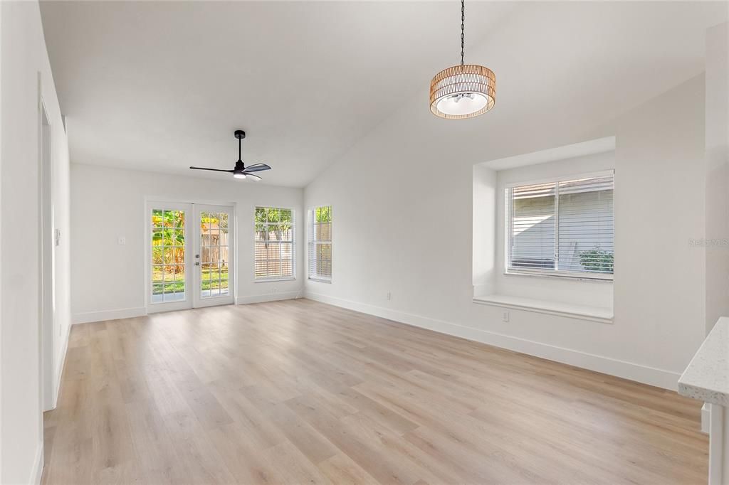 На продажу: $349,999 (3 спален, 2 ванн, 1127 Квадратных фут)