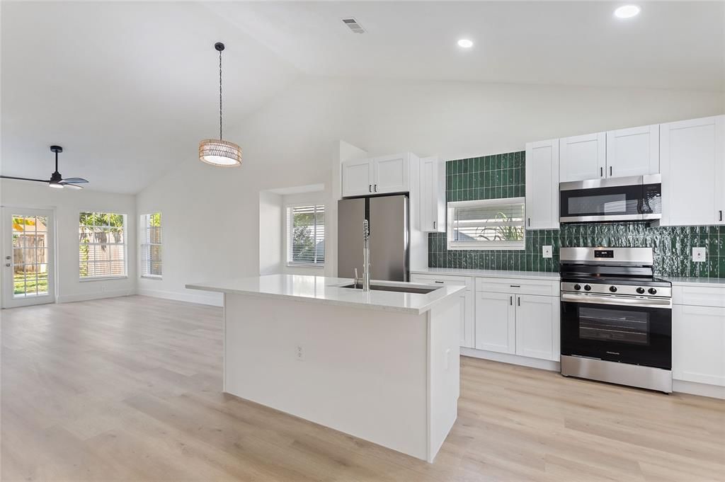 На продажу: $349,999 (3 спален, 2 ванн, 1127 Квадратных фут)