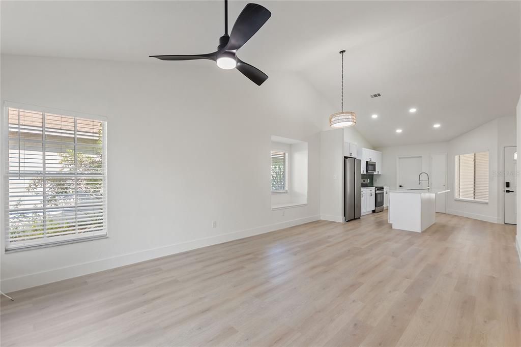 На продажу: $349,999 (3 спален, 2 ванн, 1127 Квадратных фут)