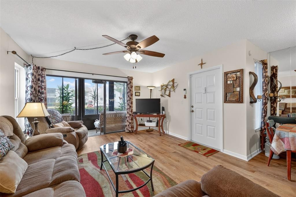 En Venta: $215,000 (2 camas, 2 baños, 1085 Pies cuadrados)