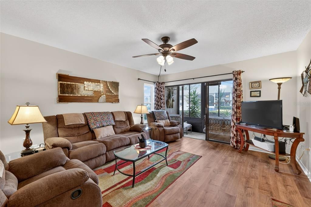 En Venta: $215,000 (2 camas, 2 baños, 1085 Pies cuadrados)