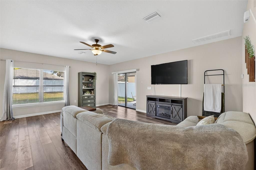 For Sale: $450,000 (4 beds, 2 baths, 2782 Square Feet)