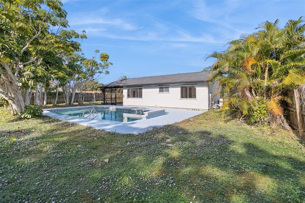 For Sale: $320,000 (3 beds, 2 baths, 1197 Square Feet)