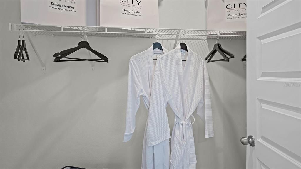 На продажу: $328,990 (4 спален, 2 ванн, 2065 Квадратных фут)