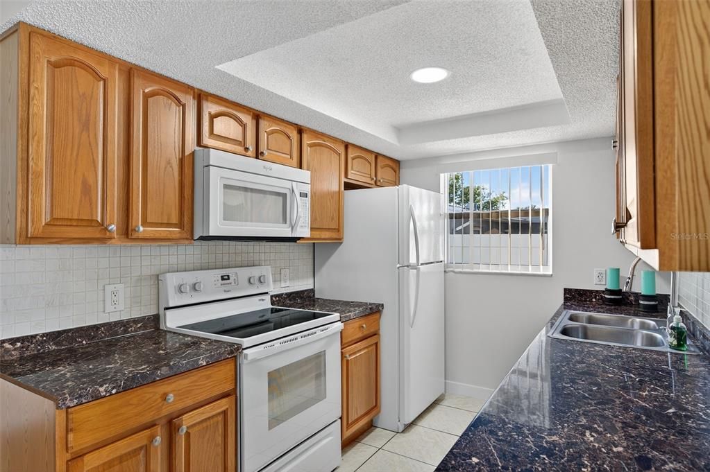 合同活跃: $285,000 (3 贝兹, 2 浴室, 1648 平方英尺)