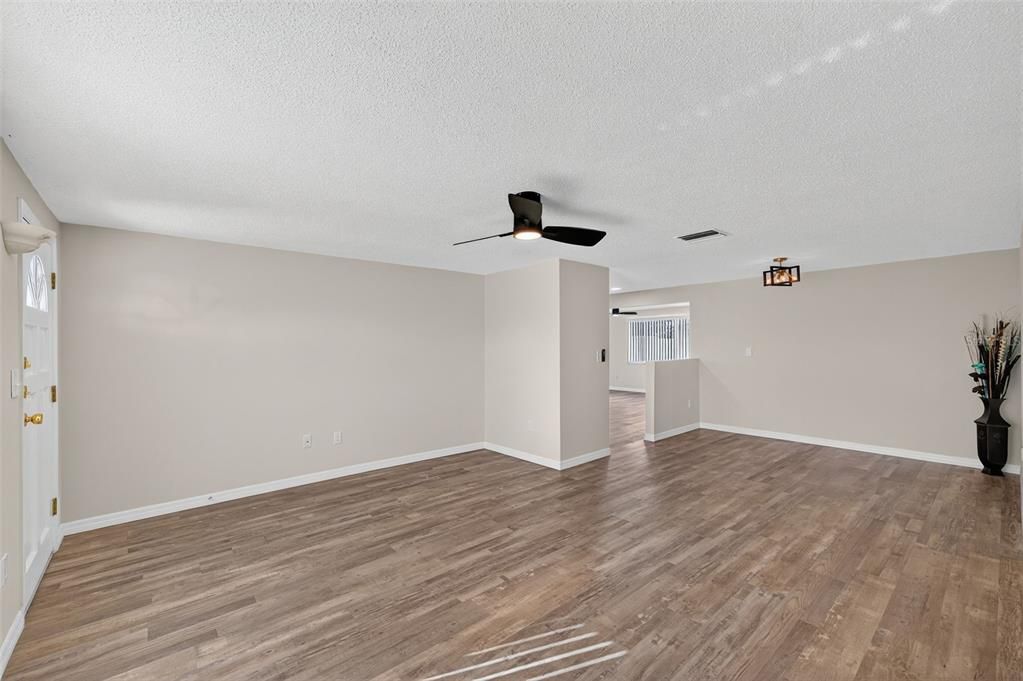 合同活跃: $285,000 (3 贝兹, 2 浴室, 1648 平方英尺)