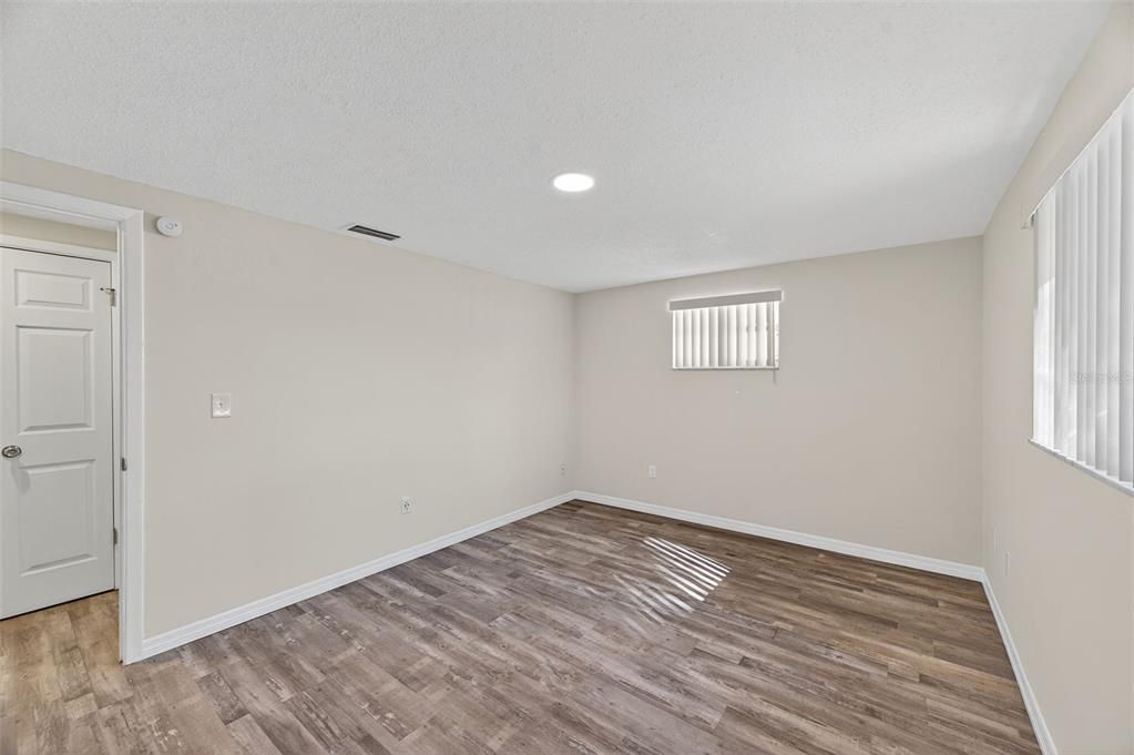 合同活跃: $285,000 (3 贝兹, 2 浴室, 1648 平方英尺)