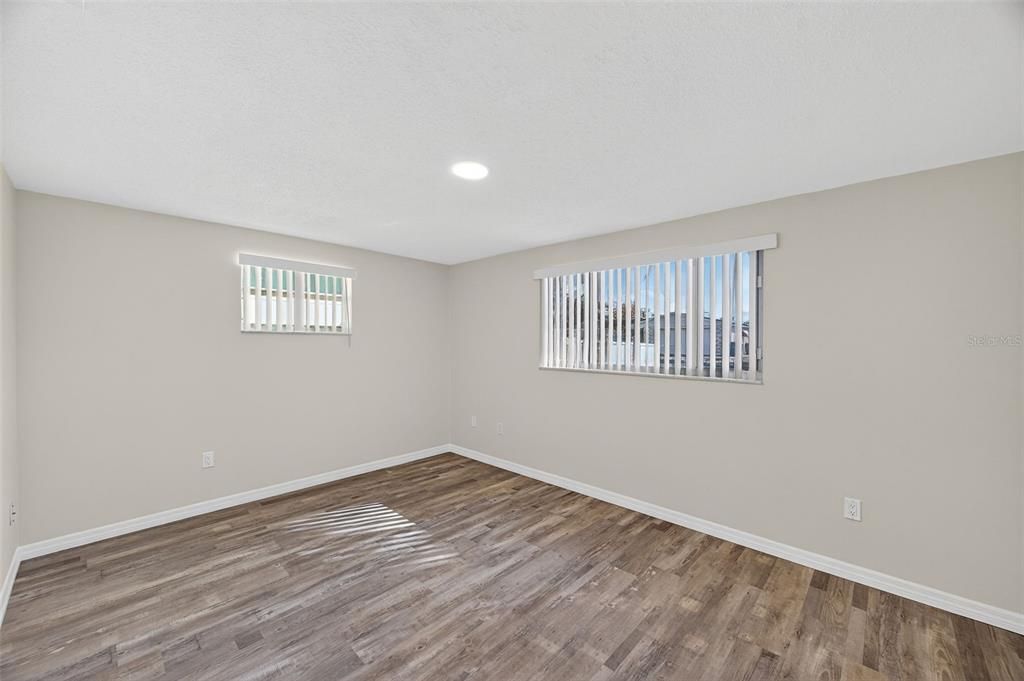 合同活跃: $285,000 (3 贝兹, 2 浴室, 1648 平方英尺)