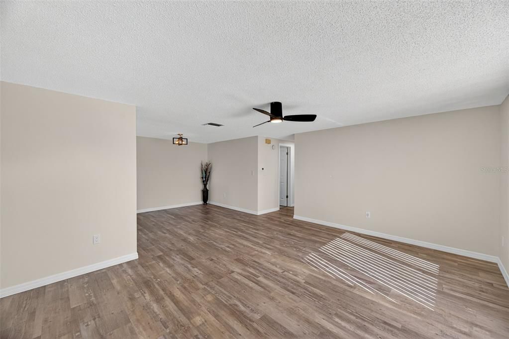 合同活跃: $285,000 (3 贝兹, 2 浴室, 1648 平方英尺)