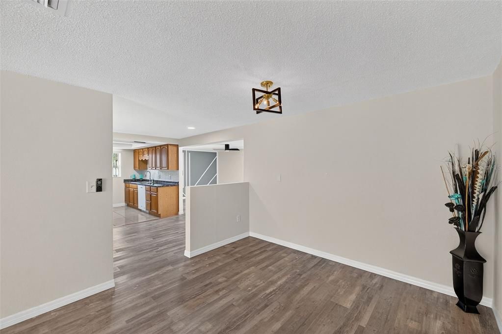 合同活跃: $285,000 (3 贝兹, 2 浴室, 1648 平方英尺)