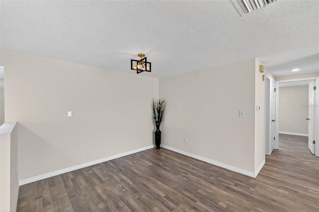 合同活跃: $285,000 (3 贝兹, 2 浴室, 1648 平方英尺)