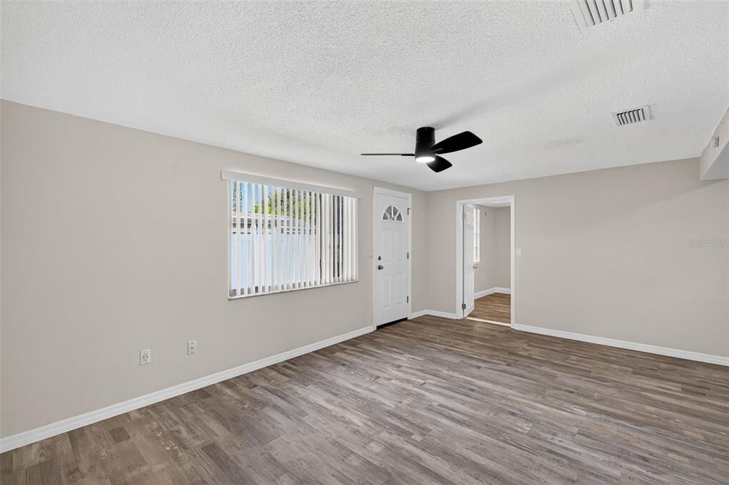 合同活跃: $285,000 (3 贝兹, 2 浴室, 1648 平方英尺)