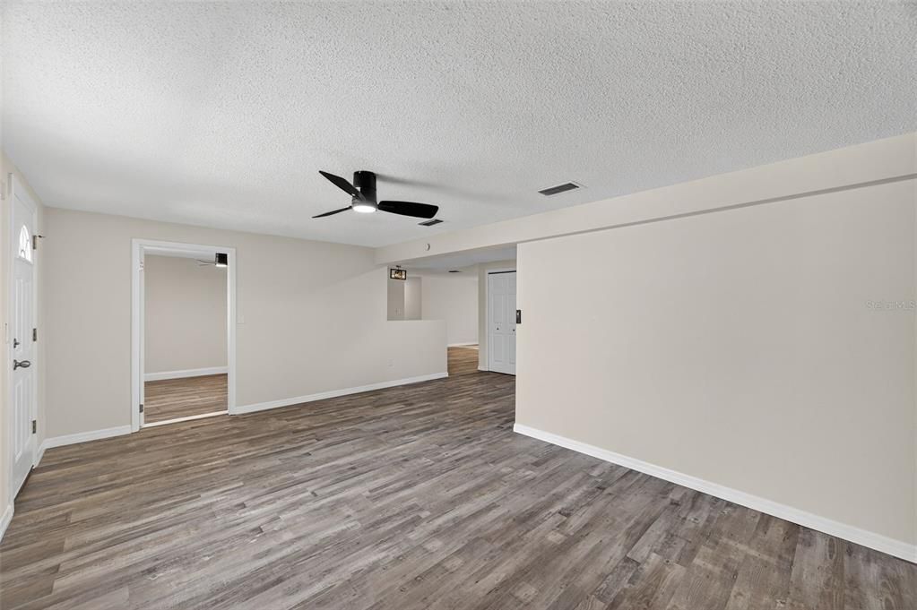 合同活跃: $285,000 (3 贝兹, 2 浴室, 1648 平方英尺)