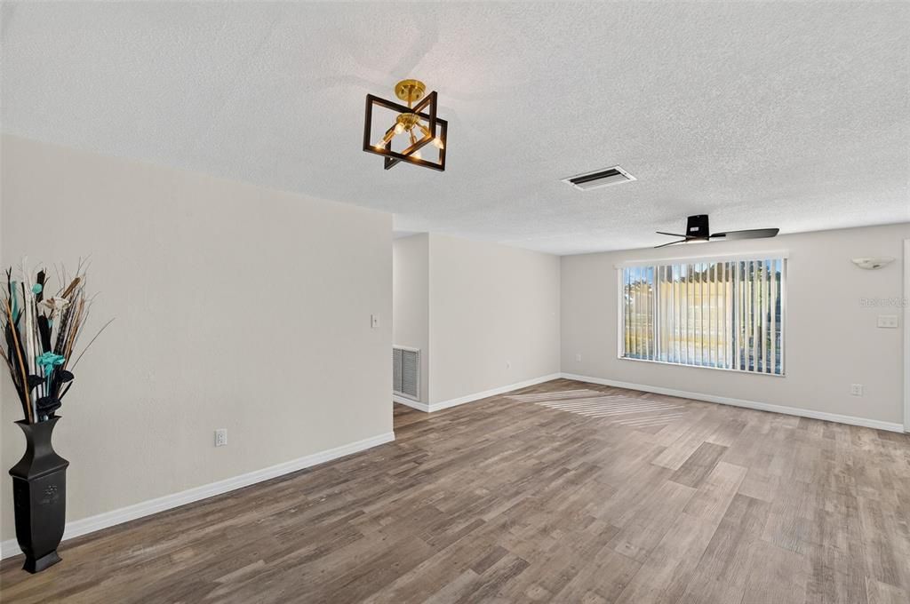 合同活跃: $285,000 (3 贝兹, 2 浴室, 1648 平方英尺)