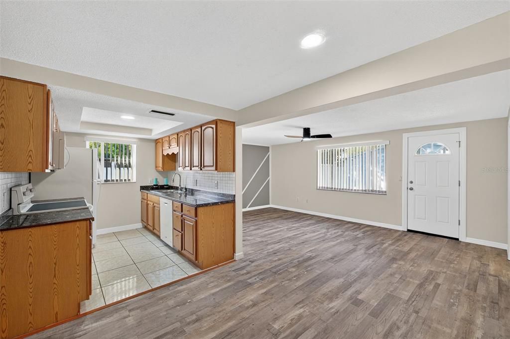 合同活跃: $285,000 (3 贝兹, 2 浴室, 1648 平方英尺)