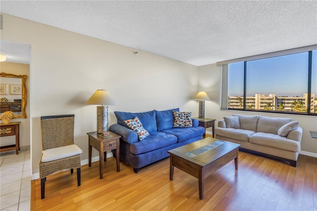 На продажу: $409,000 (2 спален, 2 ванн, 1240 Квадратных фут)