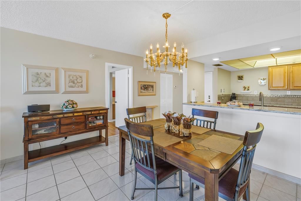 На продажу: $409,000 (2 спален, 2 ванн, 1240 Квадратных фут)