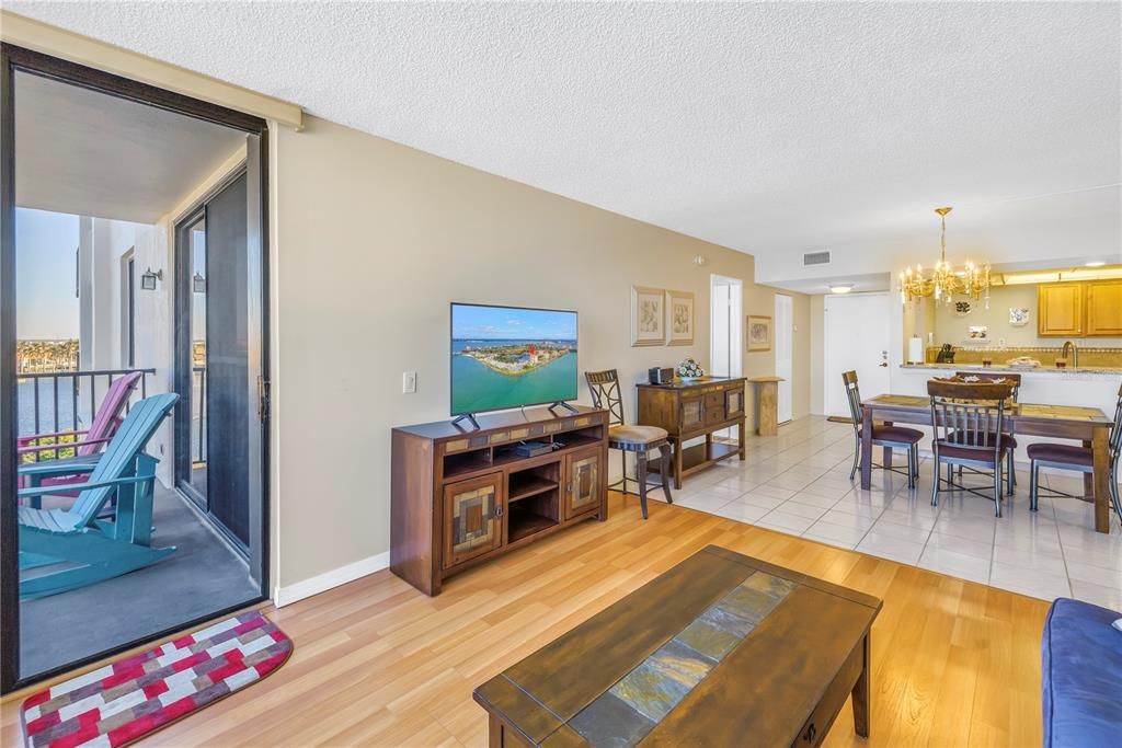 На продажу: $409,000 (2 спален, 2 ванн, 1240 Квадратных фут)