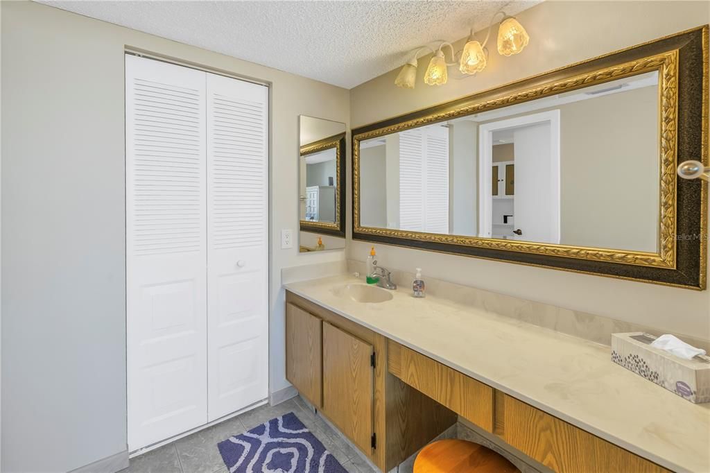 На продажу: $409,000 (2 спален, 2 ванн, 1240 Квадратных фут)