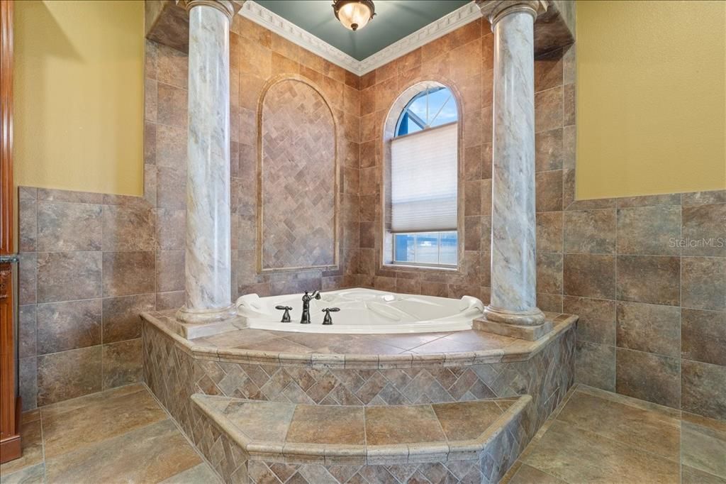 En Venta: $1,599,000 (6 camas, 5 baños, 6460 Pies cuadrados)