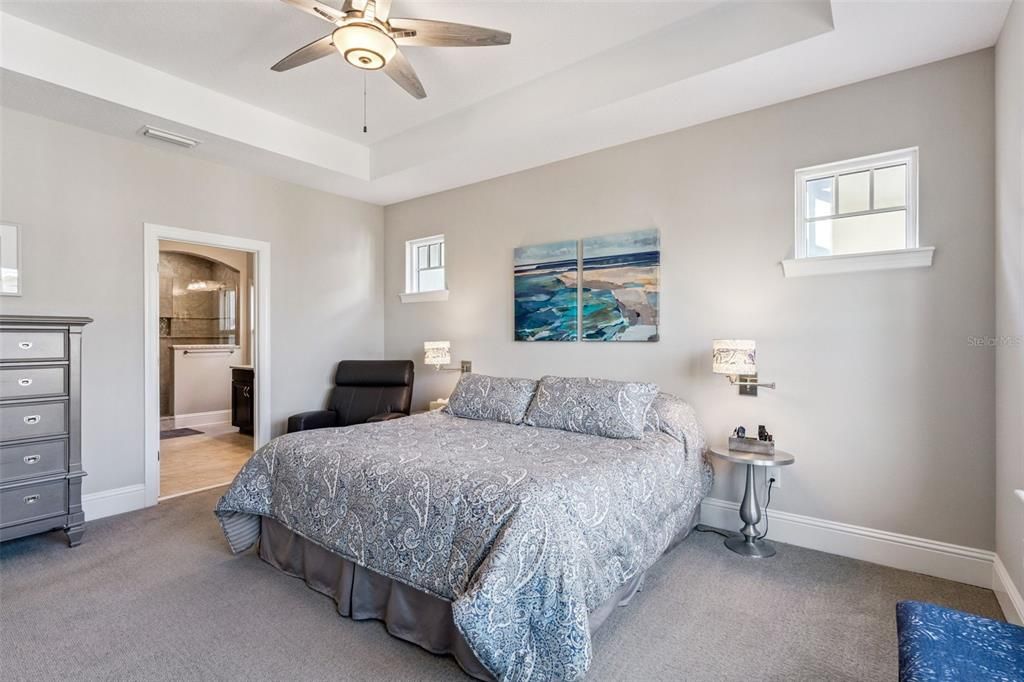 合同活跃: $850,000 (3 贝兹, 2 浴室, 2293 平方英尺)