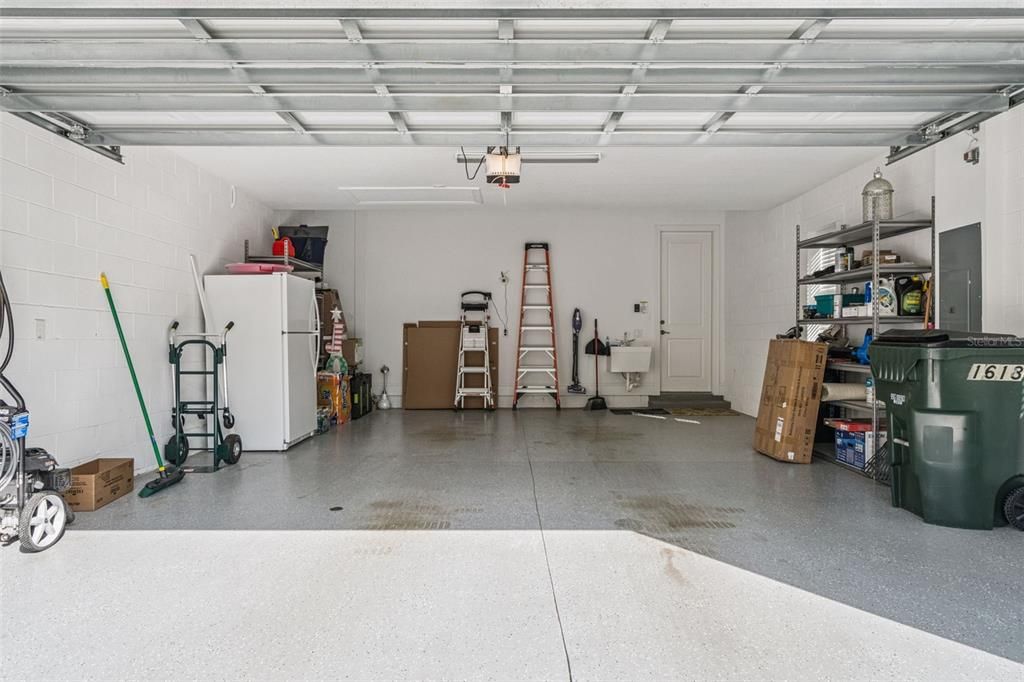 合同活跃: $850,000 (3 贝兹, 2 浴室, 2293 平方英尺)