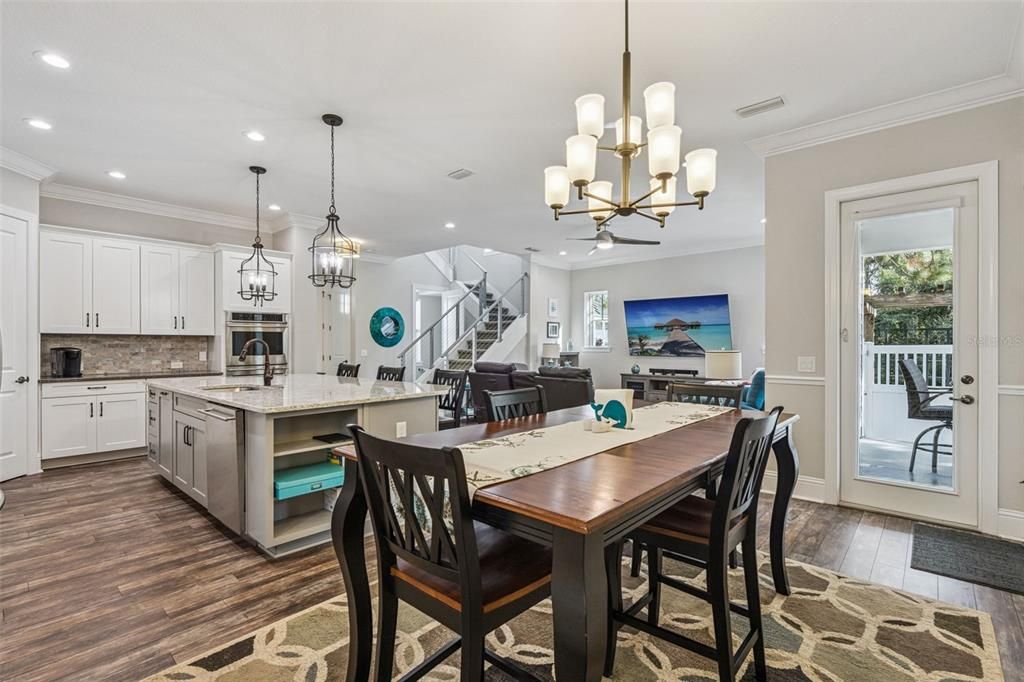 合同活跃: $850,000 (3 贝兹, 2 浴室, 2293 平方英尺)