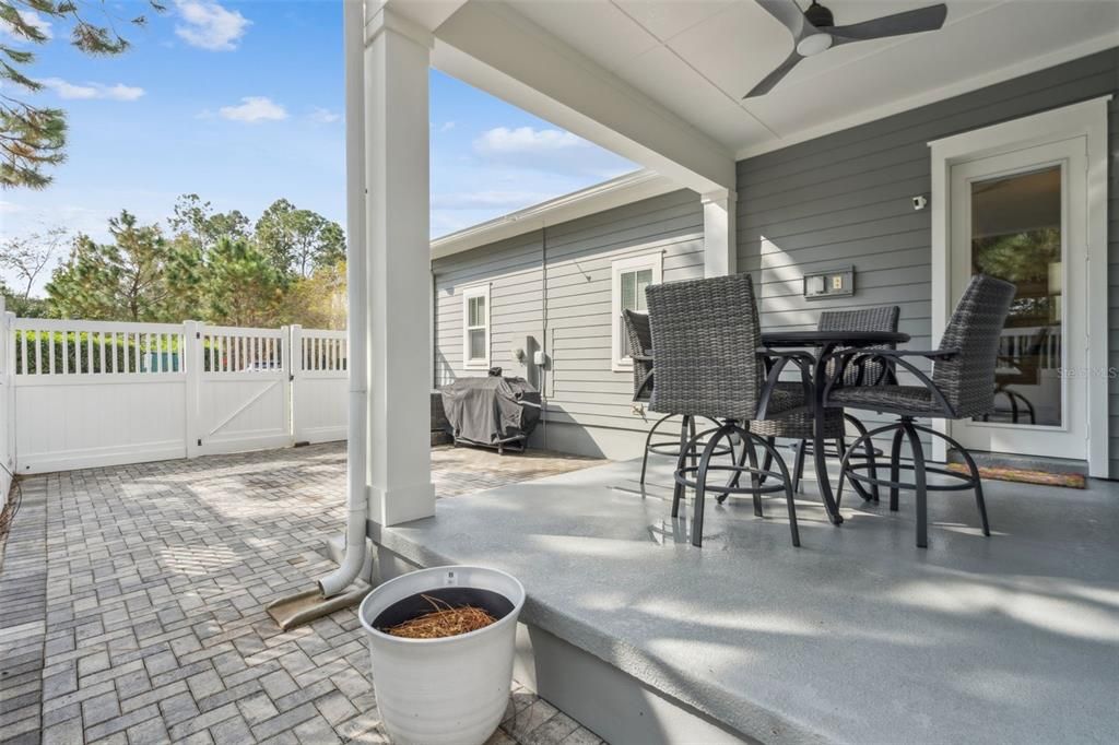 合同活跃: $850,000 (3 贝兹, 2 浴室, 2293 平方英尺)