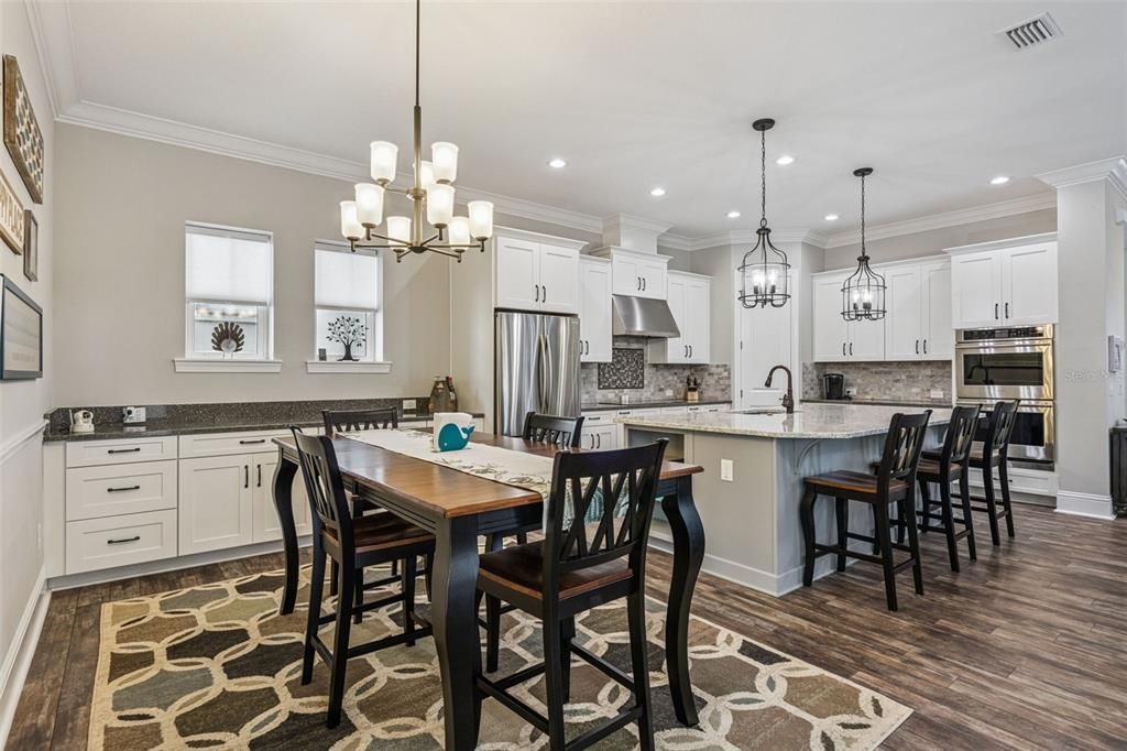 合同活跃: $850,000 (3 贝兹, 2 浴室, 2293 平方英尺)